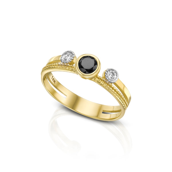 טבעת זהב 14K משובצת באבן אוניקס ויהלומים בצדדים בעיצוב ייחודי