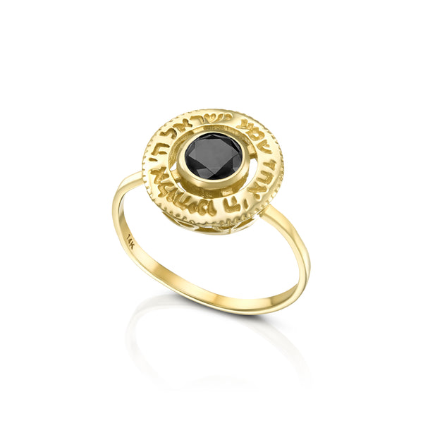 טבעת זהב 14K משובצת באבן אוניקס והכיתוב מסביב: "שמע ישראל ה'  אלהינו ה' אחד"